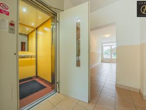 Prodej bytu 1+kk, Praha - Prosek, Lovosická, 33 m2