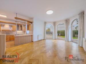 Pronájem vily, Dolní Břežany, V Zahradách, 369 m2