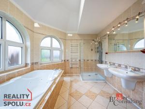 Pronájem vily, Dolní Břežany, V Zahradách, 369 m2