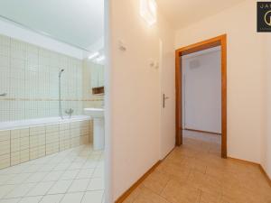 Prodej bytu 2+1, Praha - Kobylisy, Famfulíkova, 62 m2