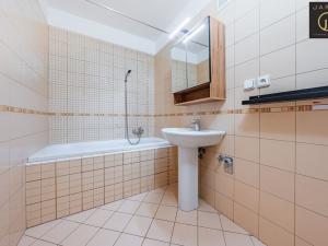 Prodej bytu 2+1, Praha - Kobylisy, Famfulíkova, 62 m2