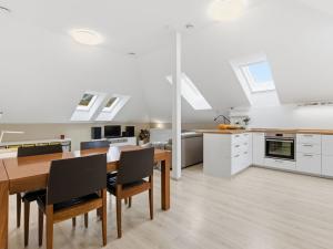 Prodej bytu 4+kk, Křížkový Újezdec - Čenětice, 158 m2