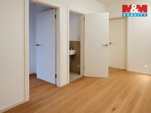 Prodej bytu 4+kk, Praha - Holyně, náměstí Pod lípou, 128 m2