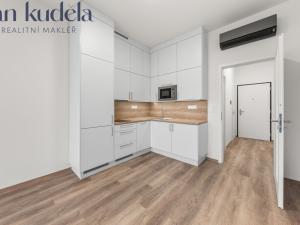 Pronájem bytu 1+kk, Brno, Komárovská, 28 m2