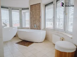 Prodej atypického bytu, Kroměříž, náměstí Míru, 178 m2