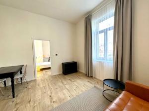 Pronájem bytu 2+kk, Praha, Zenklova, 43 m2