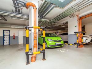 Pronájem garážového stání, Praha - Řeporyje, Wiesenthalova, 24 m2