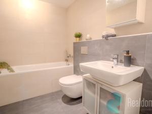 Prodej bytu 2+kk, Praha, Zvěřinova, 60 m2