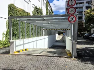 Pronájem garážového stání, Praha - Vinohrady, Korunní, 13 m2