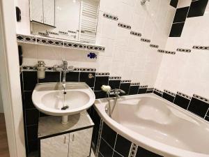 Pronájem bytu 3+1, Praha - Troja, Svídnická, 68 m2