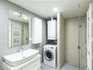 Pronájem bytu 3+kk, Praha - Bubeneč, Sochařská, 75 m2