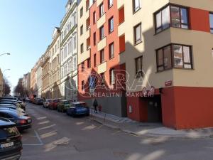 Pronájem garážového stání, Praha - Žižkov, Baranova, 14 m2