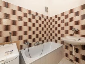 Pronájem bytu 1+1, Praha - Holešovice, Komunardů, 48 m2