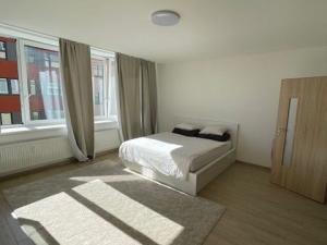 Pronájem bytu 1+kk, Praha - Vysočany, Na Harfě, 36 m2