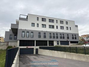 Pronájem garážového stání, Znojmo, Kosmákova, 15 m2