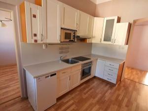 Pronájem bytu 3+1, Karlovy Vary, Raisova, 100 m2