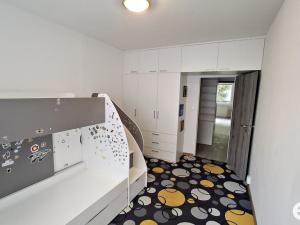 Pronájem bytu 3+kk, Praha, Mlékárenská, 81 m2