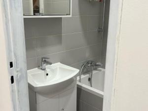 Pronájem bytu 2+kk, Praha - Nusle, Kloboučnická, 50 m2