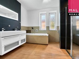 Prodej bytu 3+1, Ostrov, Hlavní třída, 76 m2