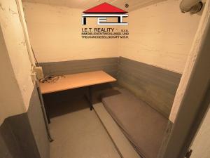 Pronájem skladu, Praha - Libeň, náměstí Dr. Václava Holého, 100 m2