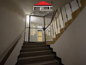 Pronájem skladu, Praha - Libeň, náměstí Dr. Václava Holého, 100 m2