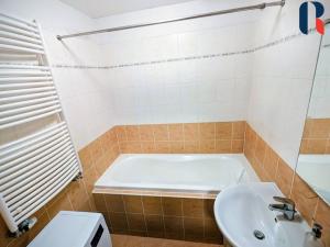 Pronájem bytu 1+kk, Praha - Holešovice, Osadní, 77 m2