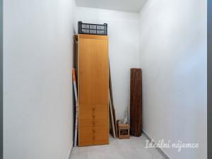 Pronájem bytu 1+kk, Praha - Prosek, Valečovská, 48 m2