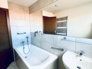 Pronájem bytu 2+kk, Praha, Křížová, 66 m2