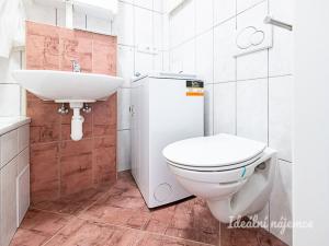 Pronájem bytu 2+kk, Praha - Nusle, Jaromírova, 43 m2