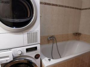 Pronájem bytu 2+1, Pardubice - Zelené Předměstí, Benešovo náměstí, 58 m2