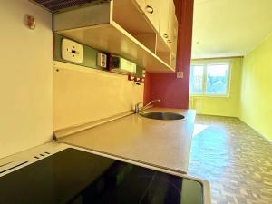 Pronájem bytu 2+kk, Praha - Hloubětín, Kardašovská, 44 m2