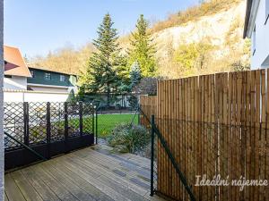 Pronájem bytu 1+kk, Praha - Hlubočepy, Pod Žvahovem, 28 m2