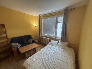 Pronájem bytu 1+1, Hradec Králové, Suchého, 34 m2