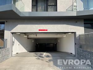 Pronájem garážového stání, Praha - Strašnice, Ramonova, 16 m2