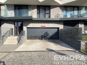 Pronájem garážového stání, Praha - Strašnice, Ramonova, 16 m2