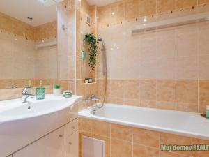 Pronájem bytu 3+1, Praha - Černý Most, Vybíralova, 77 m2