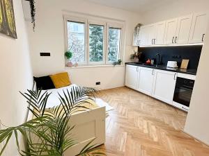 Pronájem bytu 1+kk, Praha - Strašnice, Sečská, 17 m2