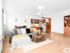 Prodej bytu 2+kk, Praha, Místecká, 49 m2