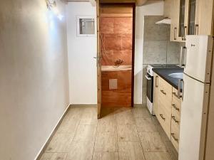 Pronájem bytu 1+kk, Praha - Smíchov, Plzeňská, 27 m2