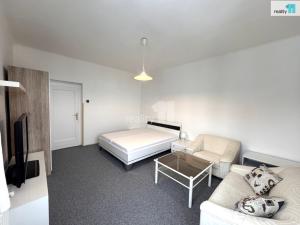 Pronájem bytu 1+1, Praha - Kobylisy, Zlonínská, 49 m2