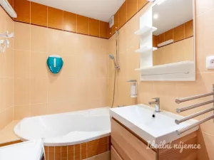 Pronájem bytu 3+1, Praha - Petrovice, Lessnerova, 72 m2