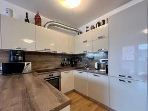 Pronájem bytu 3+kk, Praha - Čakovice, Bermanova, 81 m2