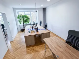 Pronájem kanceláře, Hradec Králové, třída Karla IV., 135 m2