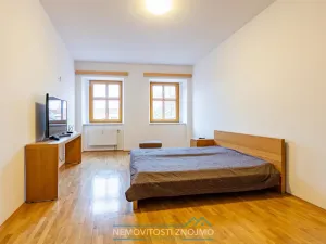 Pronájem atypického bytu, Znojmo, Horní náměstí, 260 m2