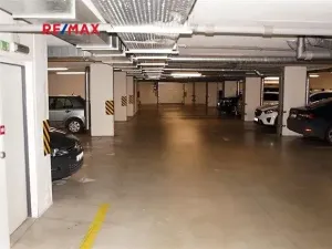 Pronájem garážového stání, Praha - Libeň, Nad Okrouhlíkem, 16 m2