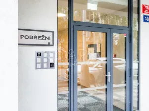 Pronájem bytu 1+kk, Praha, Pobřežní, 35 m2