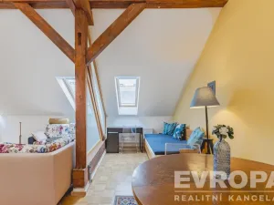 Prodej atypického bytu, Praha - Staré Město, U Dobřenských, 63 m2