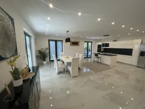 Prodej rodinného domu, Jeneč, Malé náměstí, 192 m2