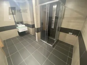 Prodej obchodního prostoru, Karlovy Vary, 76 m2