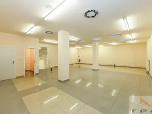Prodej obchodního prostoru, Karlovy Vary, Divadelní náměstí, 100 m2